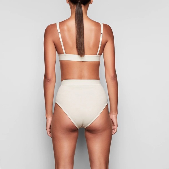 SKIMS Bone Ribbed Plunging Bra - Picture 5 of 8